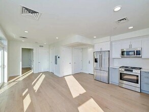 301 Border St, Unit 508 in Boston, MA - Foto de edificio - Building Photo