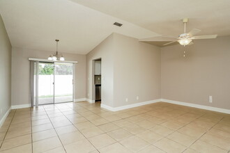 1085 Ridgeway Dr in North Fort Myers, FL - Building Photo - Building Photo