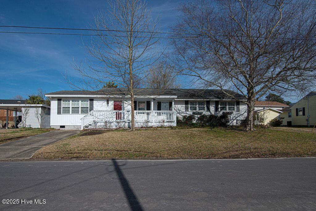 630 W Shore Dr in Swansboro, NC - Building Photo