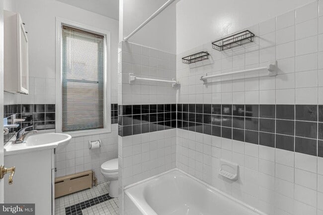 2440 Carpenter St in Philadelphia, PA - Building Photo - Building Photo