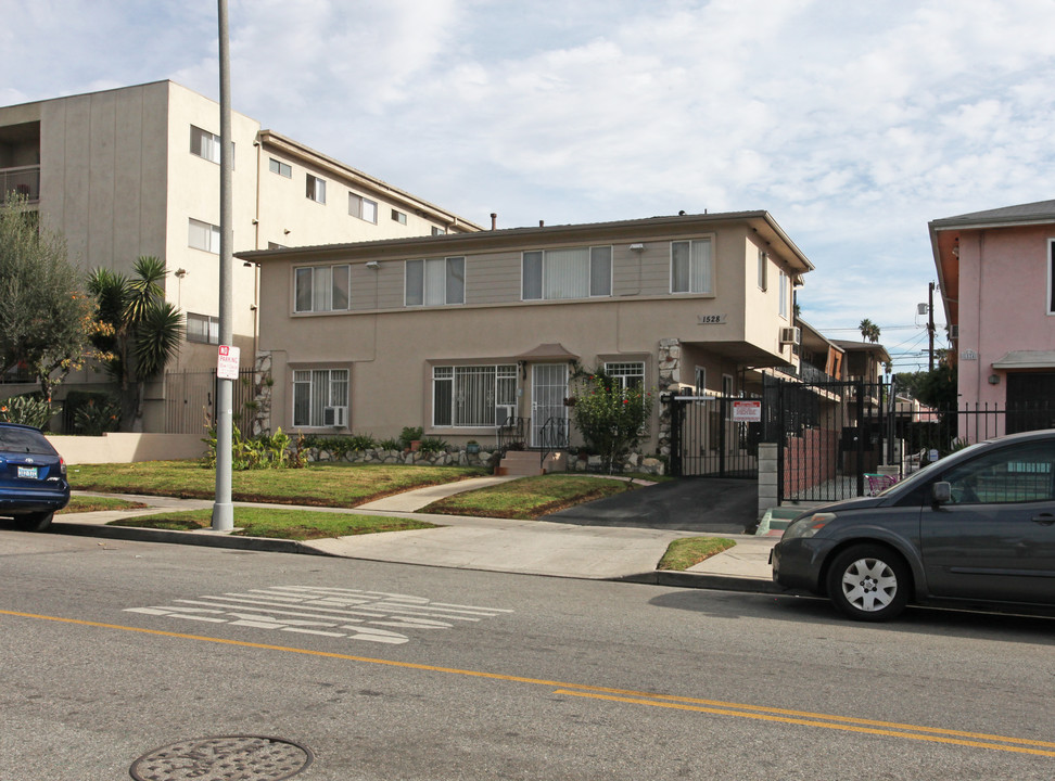 1528 N Hobart Blvd in Los Angeles, CA - Foto de edificio