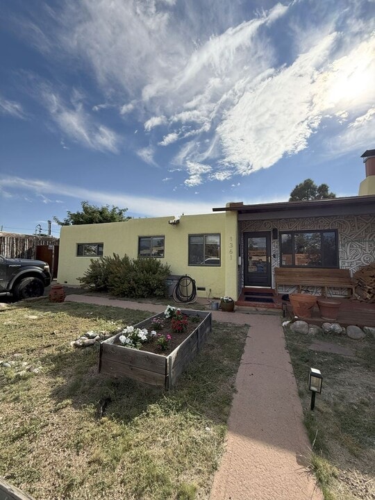 1361 Santa Rosa Dr in Santa Fe, NM - Building Photo
