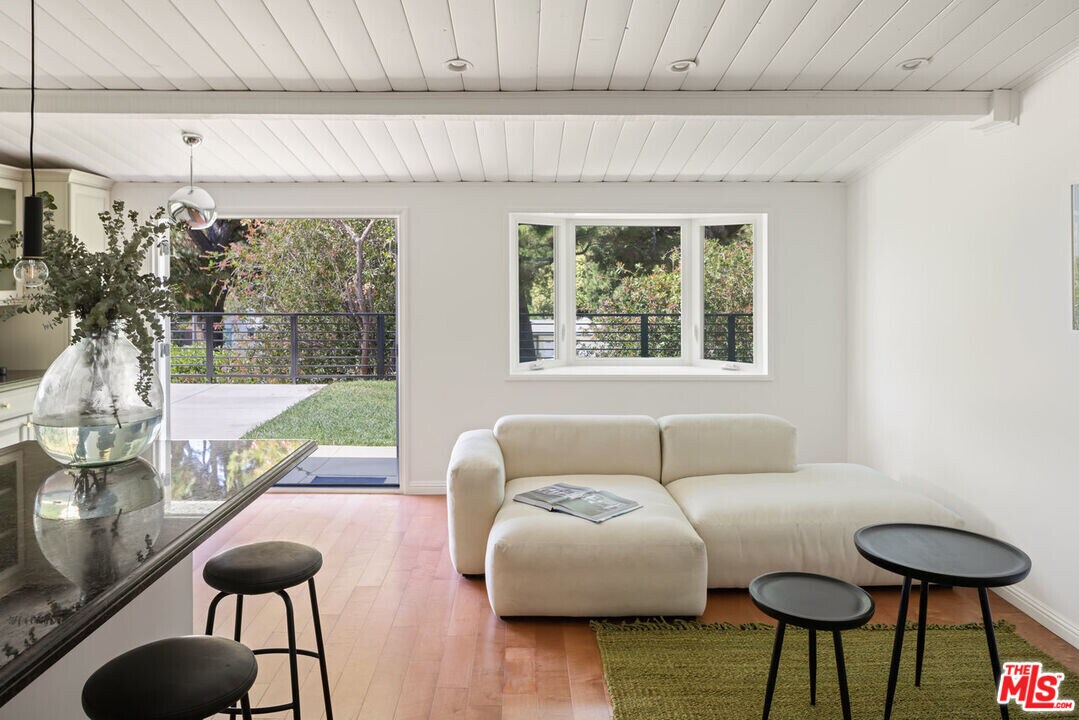 1279 El Hito Cir in Los Angeles, CA - Building Photo