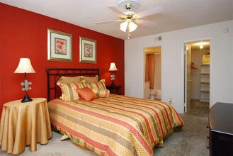 8950 Glencrest in Houston, TX - Building Photo - Interior Photo