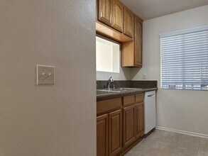 7010 John Dr, Unit B in Riverside, CA - Building Photo - Building Photo