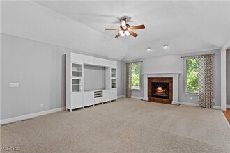 8130 Crystal Creek Dr in North Royalton, OH - Building Photo - Building Photo