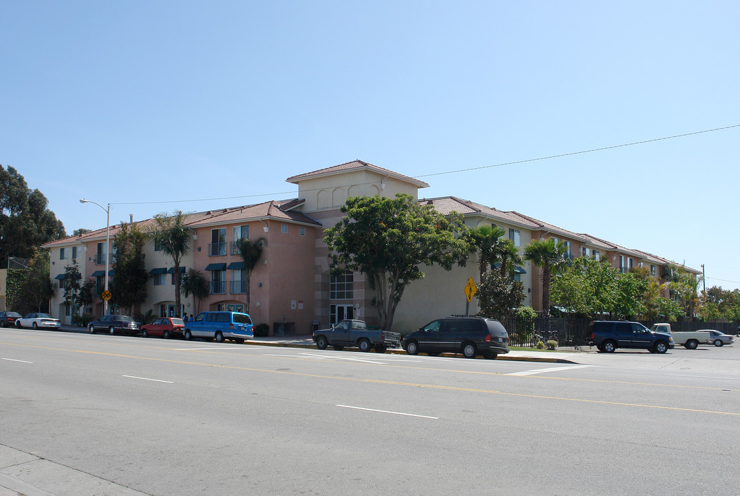 Gateway Plaza Apartments in Oxnard, CA - Building Photo