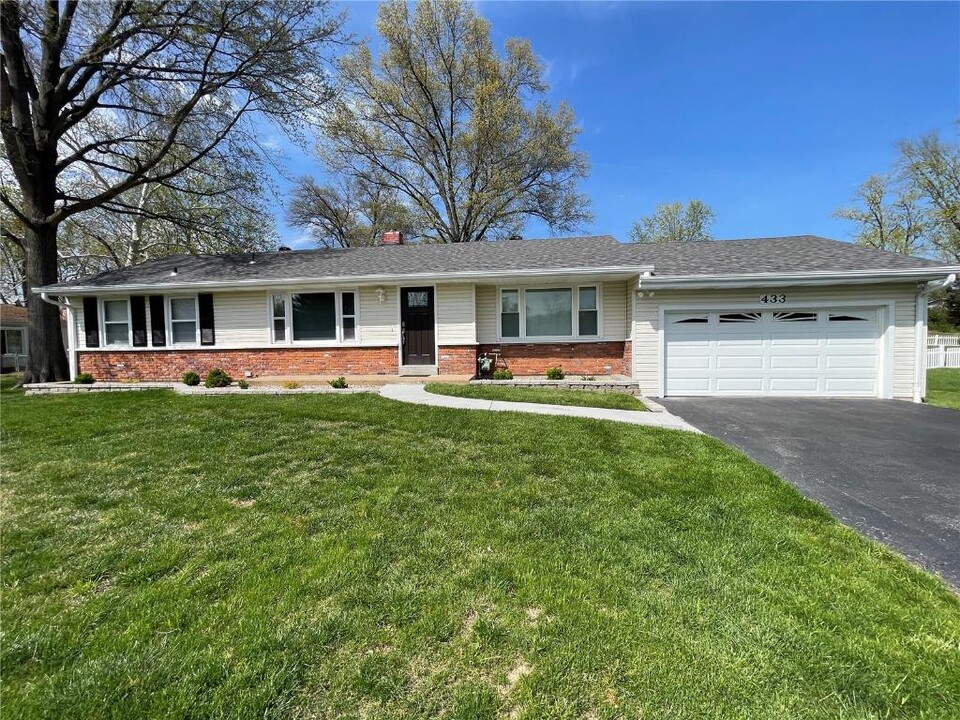 433 Essen Ln in Ballwin, MO - Building Photo