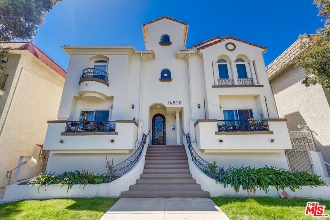 14806 Burbank Blvd in Los Angeles, CA - Building Photo