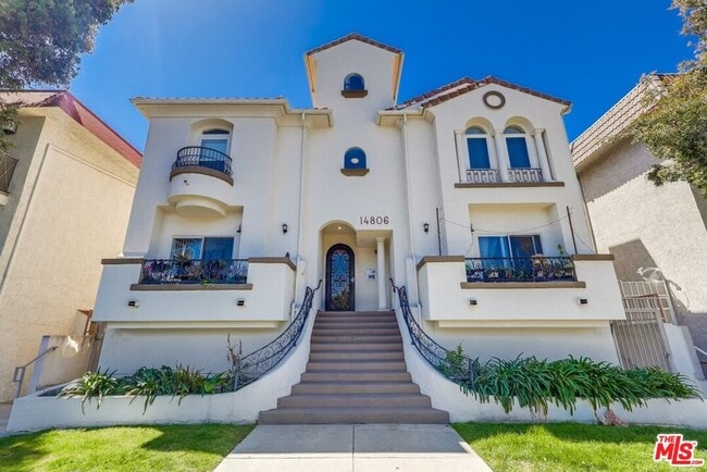 property at 14806 Burbank Blvd