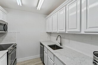 725 Hummingbird Way in North Palm Beach, FL - Building Photo - Building Photo