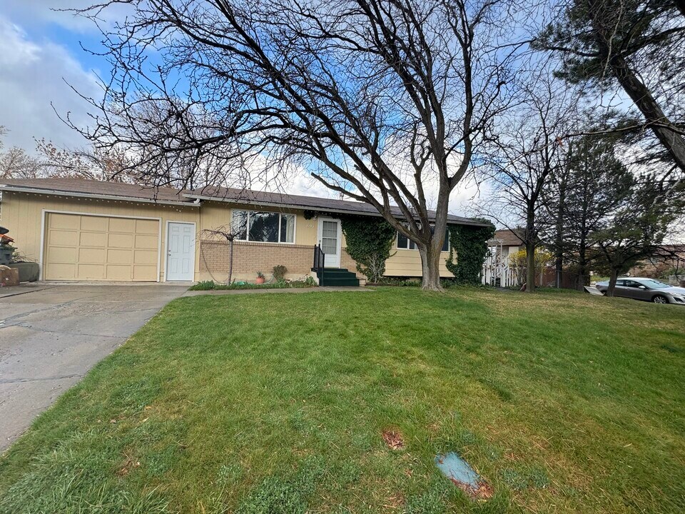 891 N 300 W in Pleasant Grove, UT - Building Photo