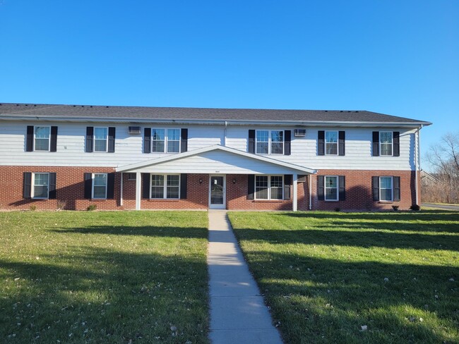 1934 Sylvan Way in West Bend, WI - Foto de edificio - Building Photo