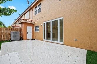 8511 NW 141st Terrace in Miami Lakes, FL - Foto de edificio - Building Photo