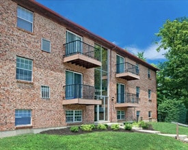 Crown Crossing Apartments in Amelia, OH - Foto de edificio - Building Photo