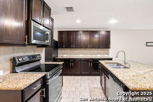 12023 Sapphire River in San Antonio, TX - Foto de edificio - Building Photo