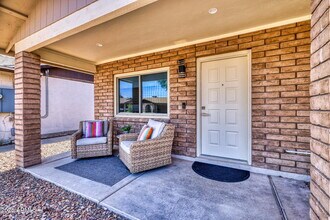 521 E Oraibi Dr in Phoenix, AZ - Foto de edificio - Building Photo