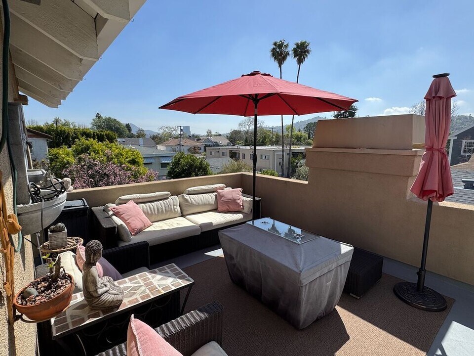 4365 Troost Ave in Los Angeles, CA - Building Photo