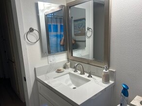 20902 Mission Ln in Huntington Beach, CA - Foto de edificio - Building Photo