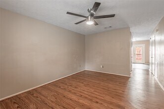 2521 Crosstimbers Dr in Huntsville, TX - Building Photo - Building Photo