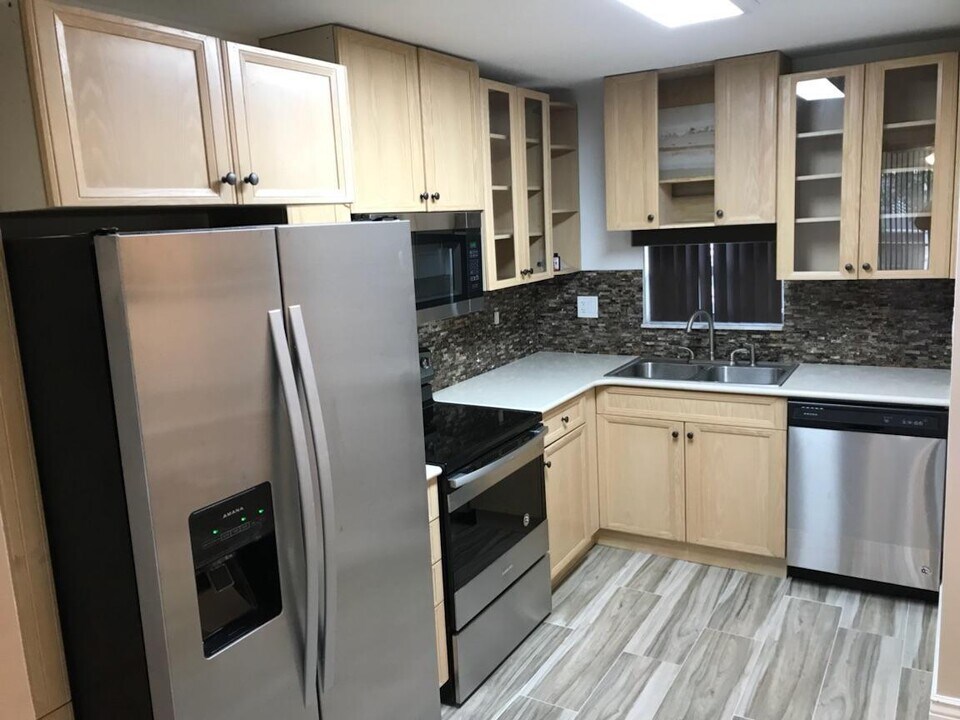 8960 S Hollybrook Blvd in Pembroke Pines, FL - Building Photo