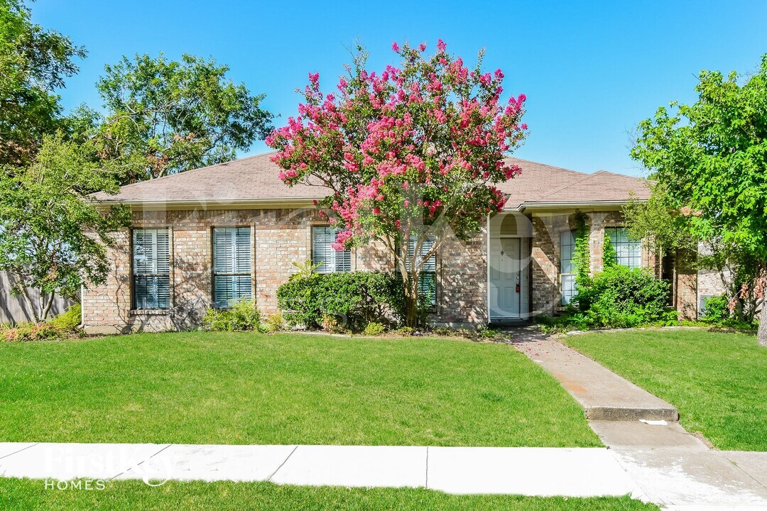 1729 Creek Valley Rd in Mesquite, TX - Foto de edificio