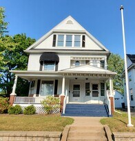 204 Crawford Ave, Unit 2 in Dixon, IL - Building Photo