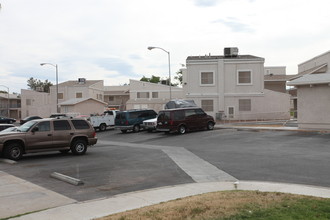 Hampton Court in Henderson, NV - Building Photo - Building Photo