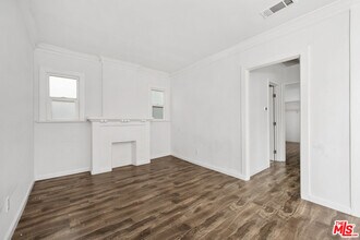 2738 Cloverdale Ave in Los Angeles, CA - Building Photo - Building Photo