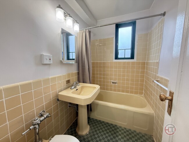 1970 E Tremont Ave in Bronx, NY - Foto de edificio - Building Photo