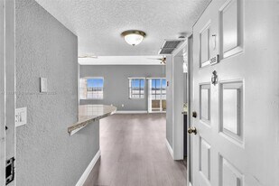 2811 N Oakland Forest Dr, Unit 308 in Oakland Park, FL - Building Photo