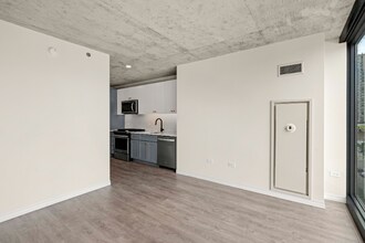 167 W Huron St in Chicago, IL - Building Photo - Building Photo