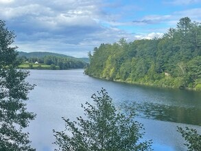 2225 Connecticut River Rd in Springfield, VT - Foto de edificio - Building Photo