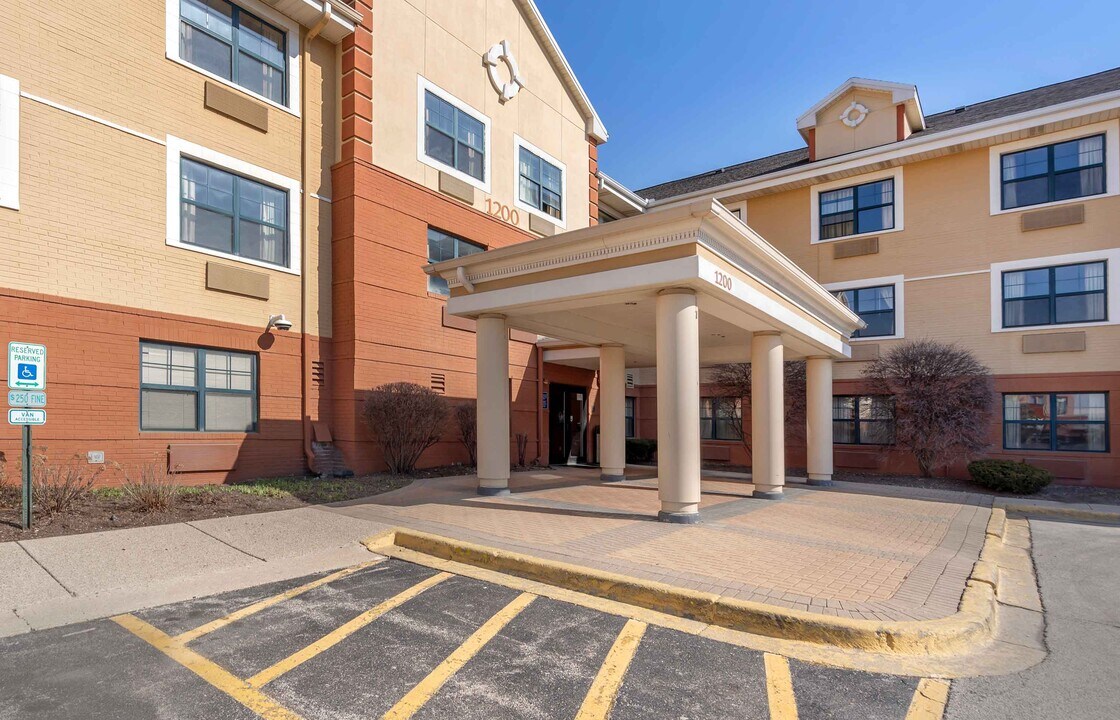 Furnished Studio-Chicago - Woodfield Mall in Schaumburg, IL - Building Photo