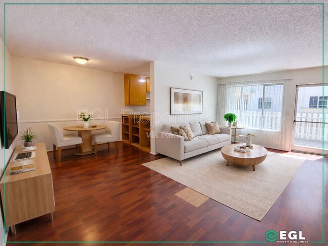 property at 1755 N Kenmore Ave