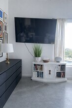 10 SW South River Dr, Unit 1010 in Miami, FL - Foto de edificio - Building Photo