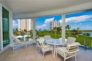 60 Seagate Dr in Naples, FL - Building Photo