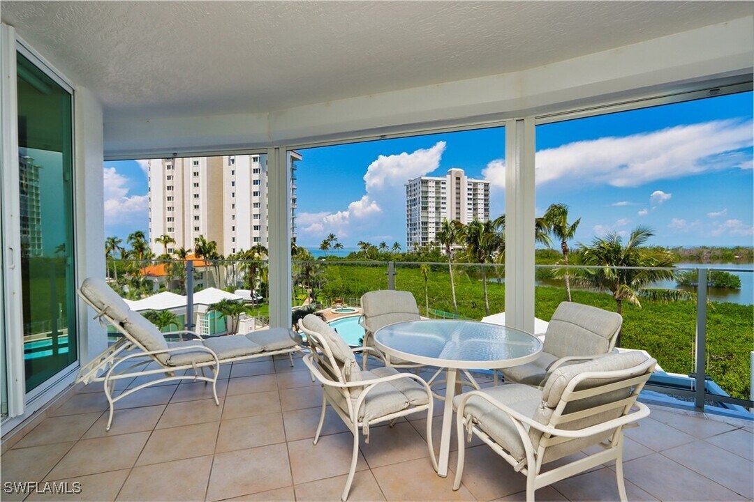 60 Seagate Dr in Naples, FL - Building Photo