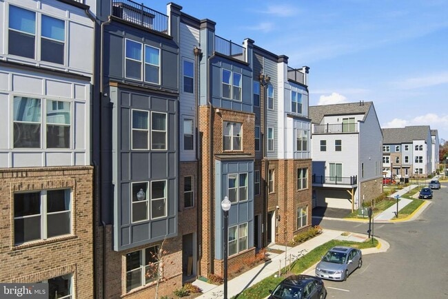 2136 Glacier Rd in Herndon, VA - Building Photo - Building Photo