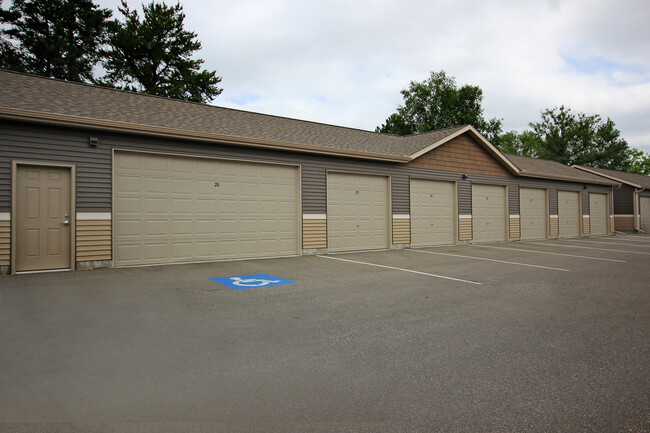 Cedar Pointe Estates Apartments in Bemidji, MN - Foto de edificio - Building Photo