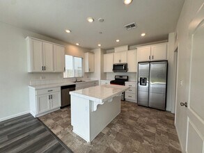3602 Hawks Peak Dr in Madera, CA - Building Photo - Building Photo