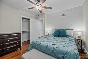 1030 Dooley Dr in Charlotte, NC - Building Photo