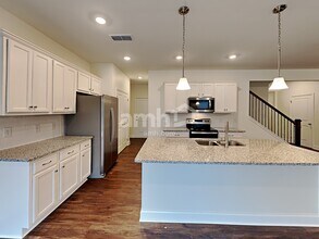 825 Headland Way in Canton, GA - Foto de edificio - Building Photo