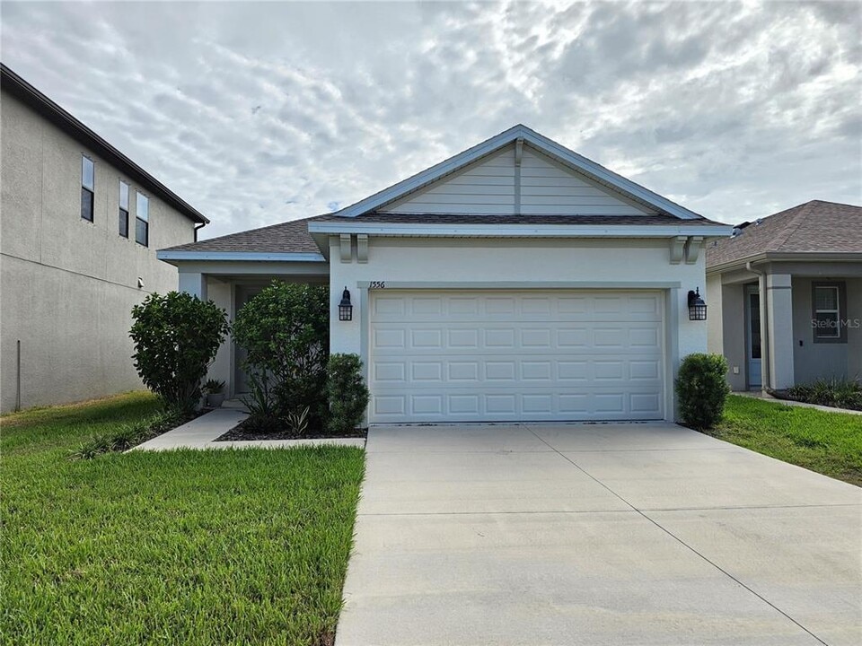 1556 N River Cir in Tarpon Springs, FL - Building Photo