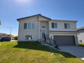 8410 S 177th Ave in Omaha, NE - Foto de edificio - Building Photo