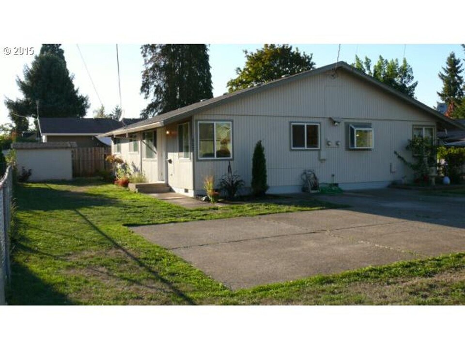 809 S Center St in Newberg, OR - Building Photo