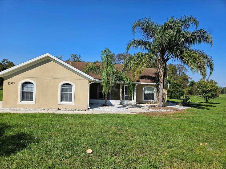 15923 Co Rd 450 in Umatilla, FL - Building Photo