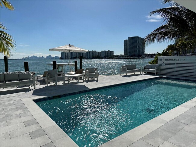 1930 Bay Dr in Miami Beach, FL - Building Photo - Building Photo