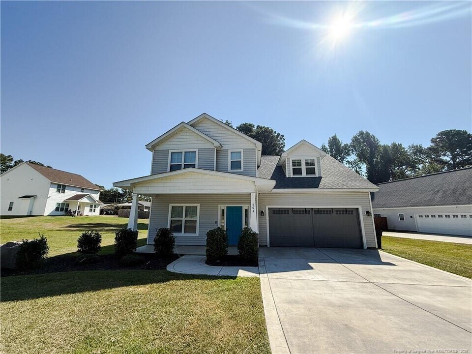 606 N Dickson St in Raeford, NC - Building Photo