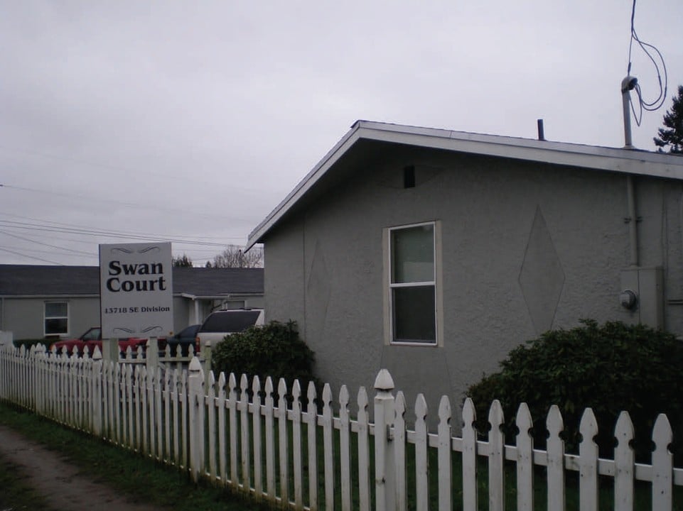 Swan Court Apartments in Portland, OR - Building Photo